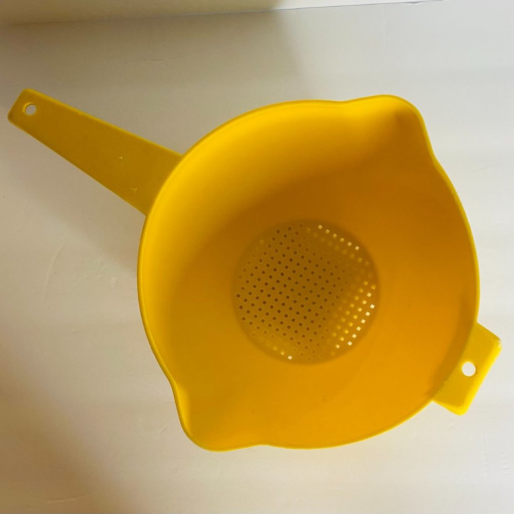 Tupperware Colander Large 2 QT Yellow Vintage